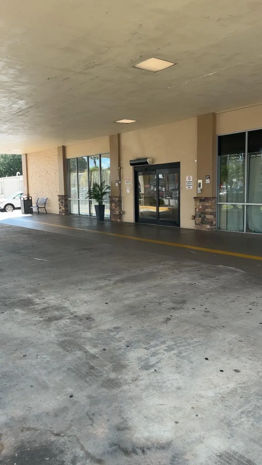 The covered entrance at Vivo Healthcare Gandy, where cars pull up to the door